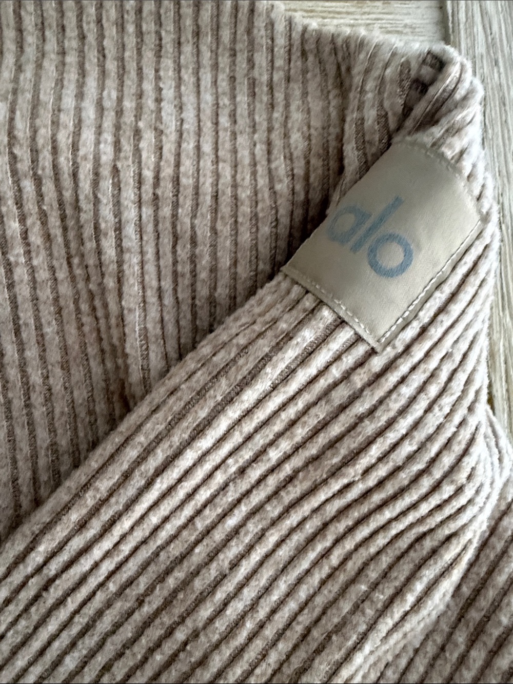 ALO Yoga Women's Ribbed Crewneck Sweatshirt and sweatpants set in Beige- XS - Picture 7 of 7